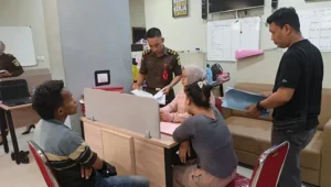 Proses penyerahan tersangka beserta barang bukti kasus penyalahgunaan narkotika (Tahap II) oleh Satuan Reserse Narkoba Polres Dompu kepada Kejaksaan Negeri Dompu, Rabu (24/12/2025).