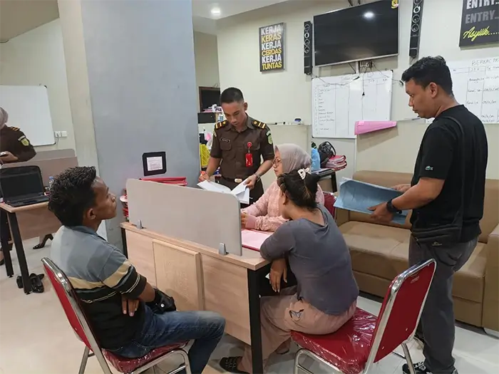 Proses penyerahan tersangka beserta barang bukti kasus penyalahgunaan narkotika (Tahap II) oleh Satuan Reserse Narkoba Polres Dompu kepada Kejaksaan Negeri Dompu, Rabu (24/12/2025).