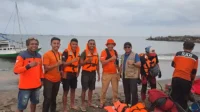 Foto bersama tim SAR Gabungan setelah tiba di Dermaga Oi Tui Kecamatan Wera Kabupaten Bima, Jumat (26/12/2025). Foto bersama tim SAR Gabungan setelah tiba di Dermaga Oi Tui Kecamatan Wera Kabupaten Bima, Jumat (26/12/2025).
