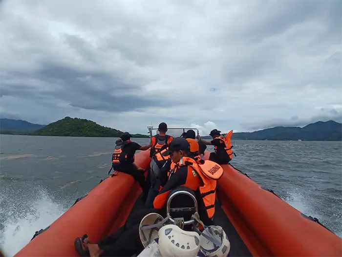 Tim SAR berangkat dari Pos SAR Bima menuju lokasi pencarian di Gunung Sangiang Api, Senin (15/12/2025).
