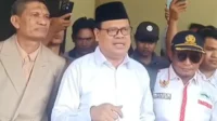 Wakil Ketua DPRD Kabupaten Dompu, Kurnia Ramadhan saat menemui ratusan guru honorer yang tergabung dalam Gerakan Tenaga Kependidikan Honorer Non-Kategori 35+ (GTKHNK35+). Wakil Ketua DPRD Kabupaten Dompu, Kurnia Ramadhan saat menemui ratusan guru honorer yang tergabung dalam Gerakan Tenaga Kependidikan Honorer Non-Kategori 35+ (GTKHNK35+).