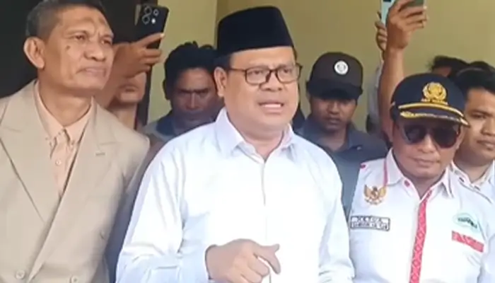 Wakil Ketua DPRD Kabupaten Dompu, Kurnia Ramadhan saat menemui ratusan guru honorer yang tergabung dalam Gerakan Tenaga Kependidikan Honorer Non-Kategori 35+ (GTKHNK35+).