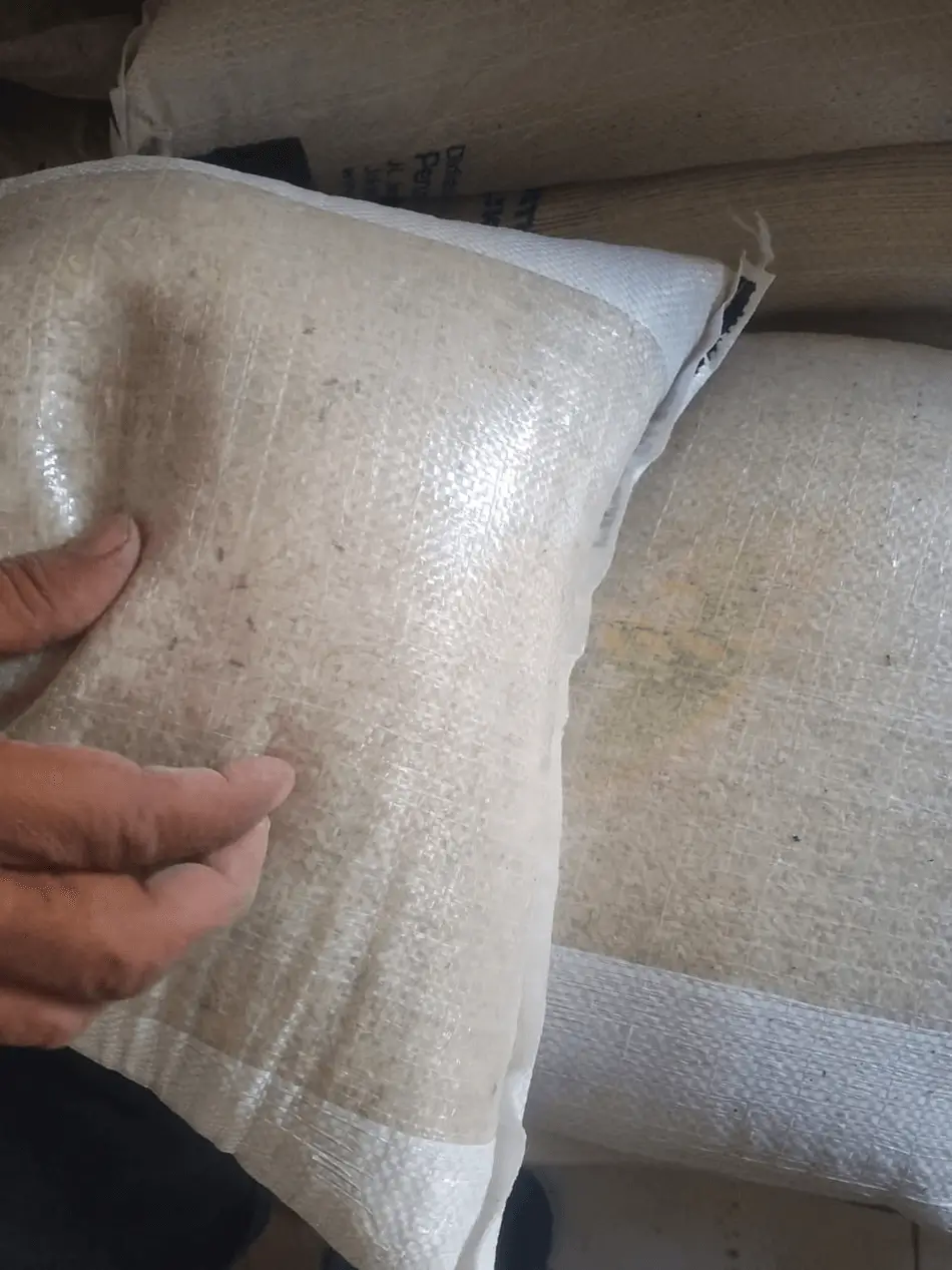 Beras berkutu yang didroping petugas Bulog di Desa Darussalam Kecamatan Bolo Kabupaten Bima, Senin (15/12/2025). Foto Ory/ Berita11.com.