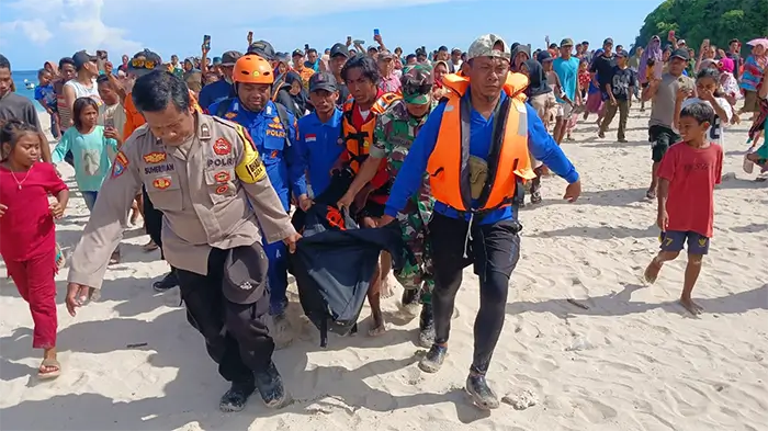 Proses evakuasi jenazah pemancing asal Kota Bima oleh Tim SAR Gabungan setelah proses pencarian pada Kamis (4/12/2025).