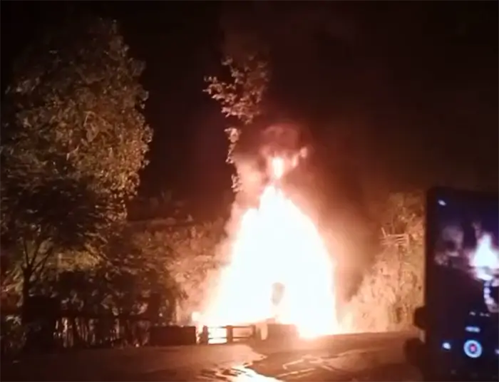 Kondisi mobil tangki milik Pertamina setelah terperosok sekitar tikungan di jembatan Desa Sari Kecamatan Sape Kabupaten Bima, Sabtu (13/12/2025) malam.