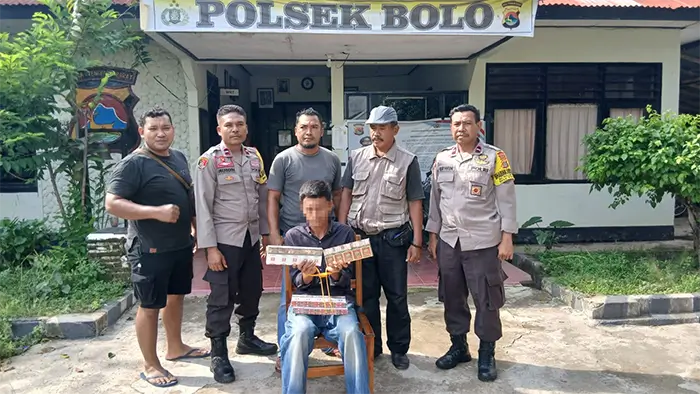 Remaja 19 tahun, berinisial FA (19), seorang mahasiswa, salah satu dari empat komplotan pembobol Ruko di Kecamatan Bolo Kabupaten Bima berhasil diamankan Kapolsek Bolo, AKP Nurdin bersama tim Polsek Bolo, Minggu (14/12/2025) pagi.
