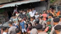 Konsentrasi warga saat aparat kepolisian menggelandang lima terduga penyalahguna narkoba di Lingkungan Bali Barat, Kelurahan Bali, Kecamatan Dompu, sekira pukul 07.40 Wita, Rabu (10/12/2025). Konsentrasi warga saat aparat kepolisian menggelandang lima terduga penyalahguna narkoba di Lingkungan Bali Barat, Kelurahan Bali, Kecamatan Dompu, sekira pukul 07.40 Wita, Rabu (10/12/2025).