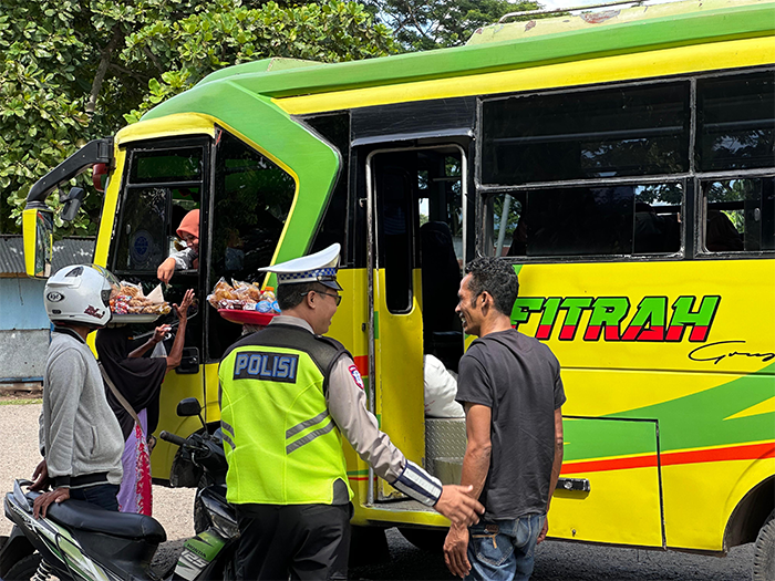 Personil Satuan Lalu Lintas Polres Dompu saat melaksanakan operasi Lilin Rinjani dalam rangka mendukung kelancaran Nataru 2025.
