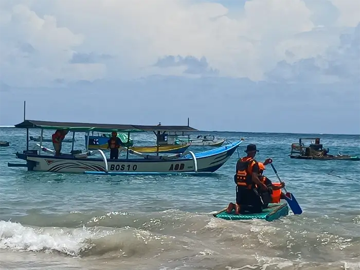 Petugas Pos SAR Bima berupaya mencari korban hilang setelah sebuah perahu pemancing hancur menabrak karang di Karumbu Kabupaten Bima, Rabu (3/12/2025) dini hari.
