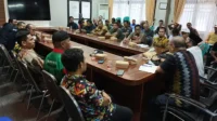Suasana Rakor KONI Kabupaten Bima bersama 28 Cabang Olahraga (Cabor) untuk mematangkan persiapan atlet menuju PorprovXII NTB. Rapat digelar di kantor Pemkab Bima, Kamis (4/12/2025) lalu. Suasana Rakor KONI Kabupaten Bima bersama 28 Cabang Olahraga (Cabor) untuk mematangkan persiapan atlet menuju PorprovXII NTB. Rapat digelar di kantor Pemkab Bima, Kamis (4/12/2025) lalu.