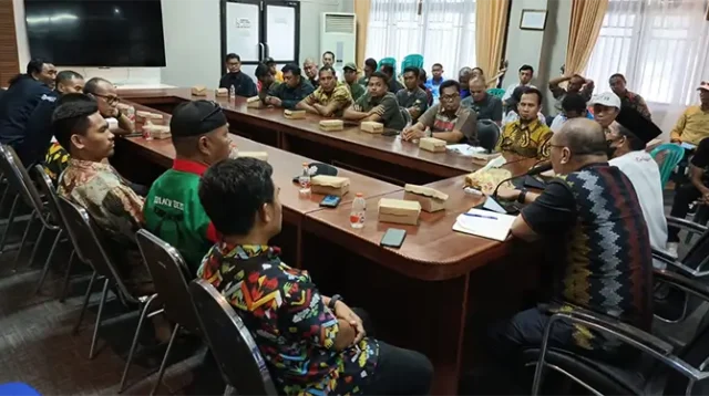 Suasana Rakor KONI Kabupaten Bima bersama 28 Cabang Olahraga (Cabor) untuk mematangkan persiapan atlet menuju PorprovXII NTB. Rapat digelar di kantor Pemkab Bima, Kamis (4/12/2025) lalu.