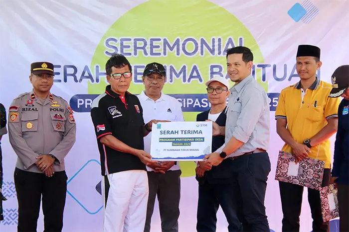 Serah terima Program Pemberdayaan Desa (PPD) tahun 2025 dari PT Sumbawa Timur Mining kepada Pemkab Dompu, Pemerintah Desa, dan masyarakat penerima manfaat, Jumat (12/12/2025).