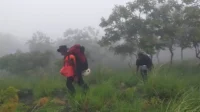 Tim Pos SAR Bima saat melewati medan dan kondisi sulit saat mencari korban hilang di Gunung Sangiang Api.