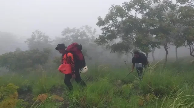 Tim Pos SAR Bima saat melewati medan dan kondisi sulit saat mencari korban hilang di Gunung Sangiang Api.