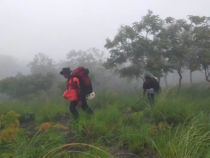 Tim Pos SAR Bima saat melewati medan dan kondisi sulit saat mencari korban hilang di Gunung Sangiang Api.
