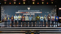 Direktur Utama BPJS Kesehatan, Ghufron Mukti bersama sejumlah kepala daerah yang meraih UHC Awards Tahun 2026.