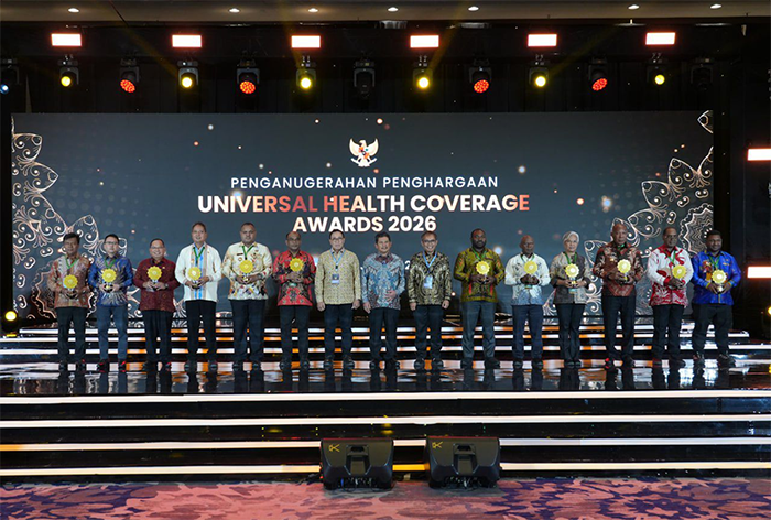 Direktur Utama BPJS Kesehatan, Ghufron Mukti bersama sejumlah kepala daerah yang meraih UHC Awards Tahun 2026.