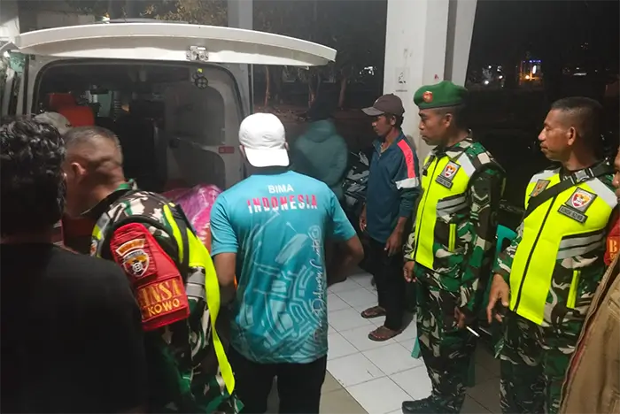 Proses evakuasi korban dari Puskesmas Sape menuju rumah duka di Desa Kowo Kecamatan Sape Kabupaten Bima, Kamis dini hari (1/1/2026).