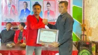 Ketua DPC GMNI Kabupaten Bima, Rifki Pratama menyerahkan piagam kepada narasumber talk show yang juga politisi PAN sekaligus mantan Ketua HMI Cabang Bima, M. Jafar.