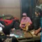 Aparat Kepolisian menggerebek rumah yang diduga lokasi peredaran sabu-sabu di Kecamatan Pekat Kabupaten Dompu.