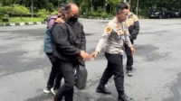 Tersangka kasus Narkoba di Kota Bima eks perwira polisi M diboyong ke Mabes Polri oleh aparat Kepolisian.