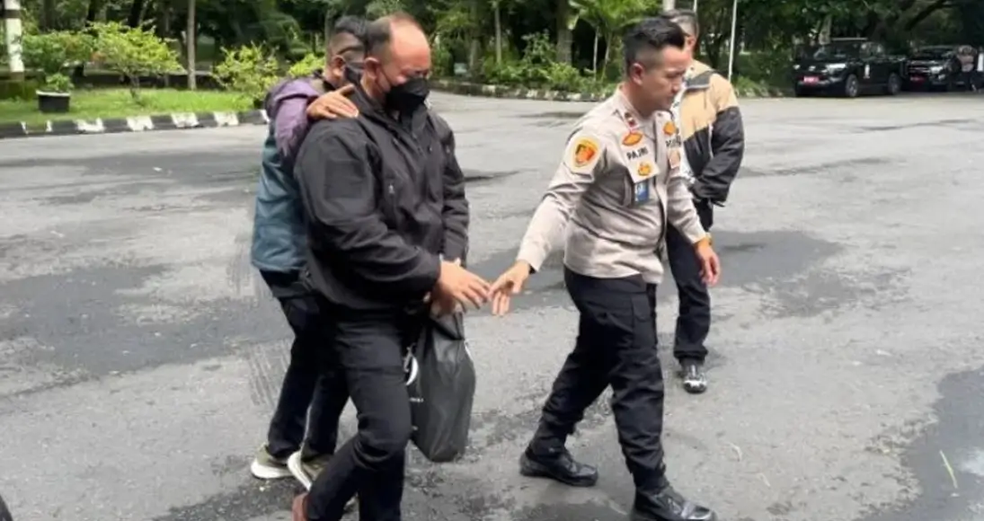 Tersangka kasus Narkoba di Kota Bima eks perwira polisi M diboyong ke Mabes Polri oleh aparat Kepolisian.