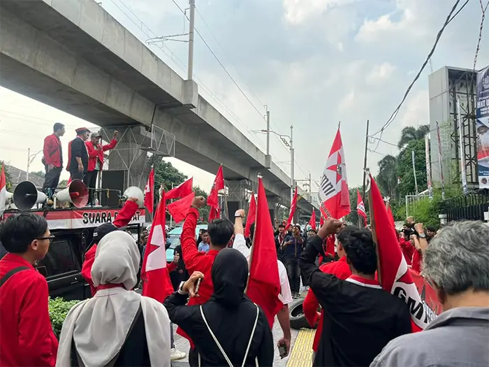 Pimpinan dan anggota Dewan Pimpinan Pusat Gerakan Mahasiswa Nasional Indonesia (DPP GMNI) saat menyuarakan kasus korupsi.