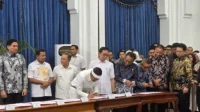 Gubernur Jawa Barat, Dedi Mulyadi menandatangani Memorandum of Understanding (MoU) kerja sama Pemprov Jabar dengan BDO Indonesia memperkuat penerapan Environmental, Social, and Governance (ESG) serta meningkatkan daya tarik investasi di wilayah Jawa Barat.