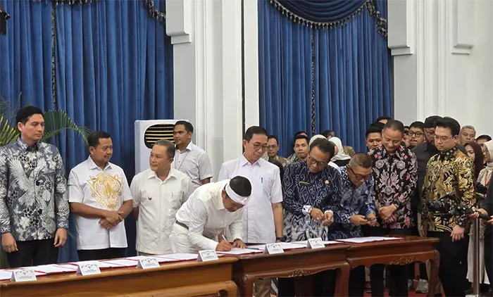 Gubernur Jawa Barat, Dedi Mulyadi menandatangani Memorandum of Understanding (MoU) kerja sama Pemprov Jabar dengan BDO Indonesia memperkuat penerapan Environmental, Social, and Governance (ESG) serta meningkatkan daya tarik investasi di wilayah Jawa Barat.