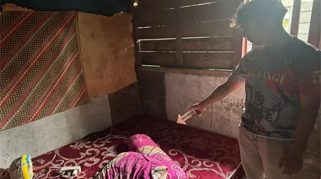 Aparat kepolisian saat melaksanakan olah tempat kejadian perkara perkosaan.