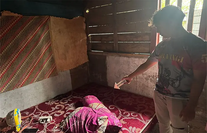 Aparat kepolisian saat melaksanakan olah tempat kejadian perkara perkosaan.