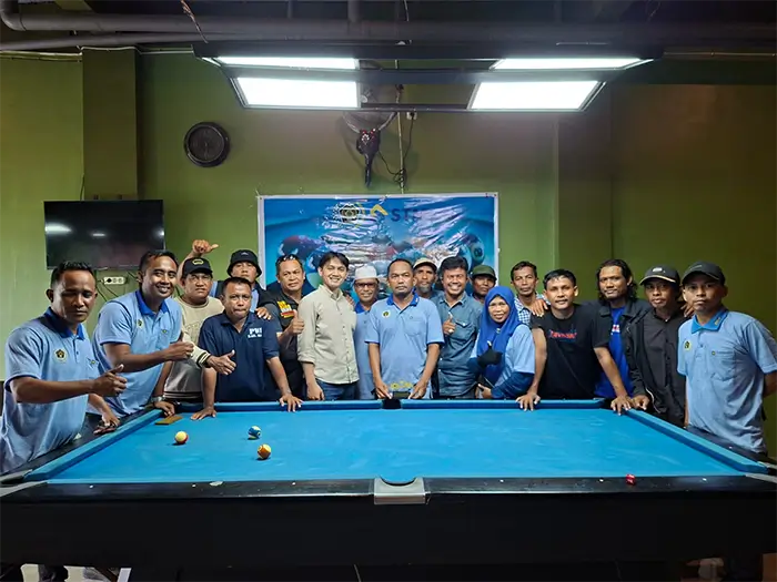 Foto bersama peserta Turnamen Olahraga Antar Wartawan dan perwakilan manajemen PT Sumbawa Timur Mining, Adam.