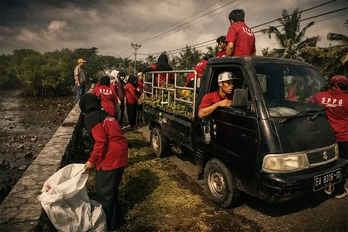 Kruw SPPG Yayasan Islam As Salam Lewidewa Desa Lewintana Kecamatan Soromandi melaksanakan gotong royong membersihkan lingkungan di sekitar dapur MBG untuk memastikan standar kesehatan tetap terjaga.