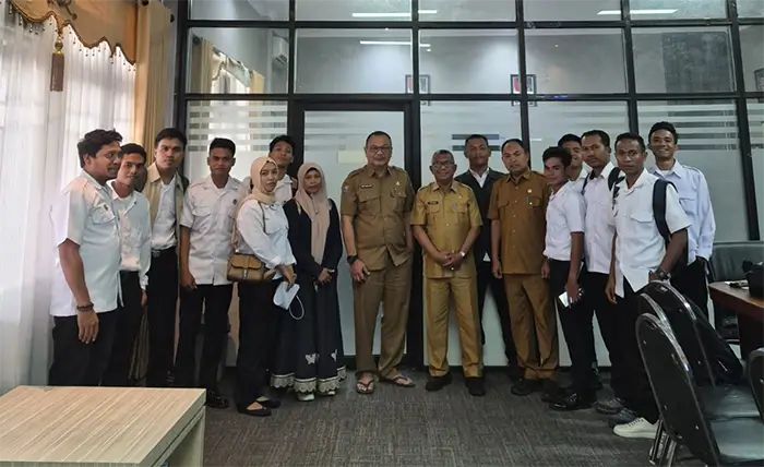 Foto bersama Satgas MBG Kabupaten Bima, Korwil SPPG dan Korcam SPPG di Kabupaten Bima.