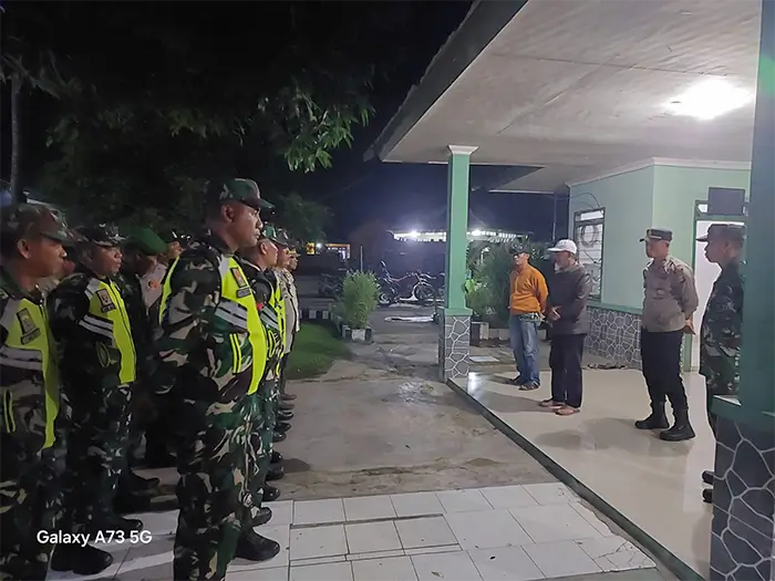 Suasana apel bersama personil Polsek dan Koramil Kempo dan anggota Trantib sebelum melaksanakan patroli bersama untuk menjaga kondusifitas menjelang bulan suci Ramadan 1447 Hijriah/ 2026 Masehi.