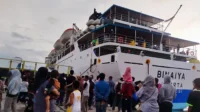 Kerabat penumpang kapal Pelni di Pelabuhan Bima menyaksikan keberangkatan anggota keluarga mereka. Foto Ist.