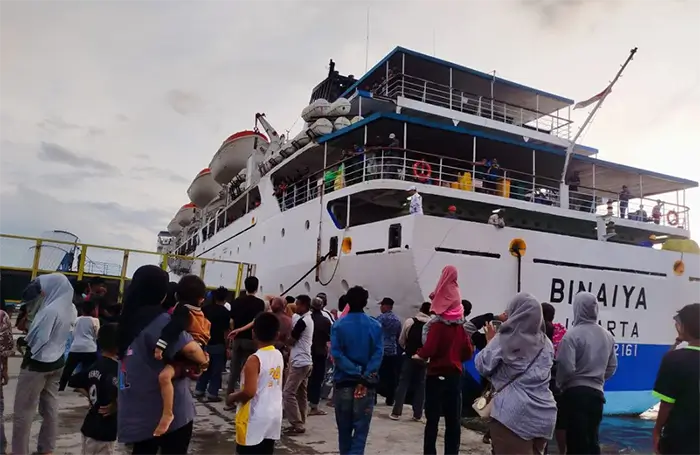 Kerabat penumpang kapal Pelni di Pelabuhan Bima menyaksikan keberangkatan anggota keluarga mereka. Foto Ist.
