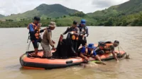Tim SAR gabungan berupaya mengevakuasi jenazah korban terseret banjir ke rubber boat setelah upaya pencarian tiga hari.