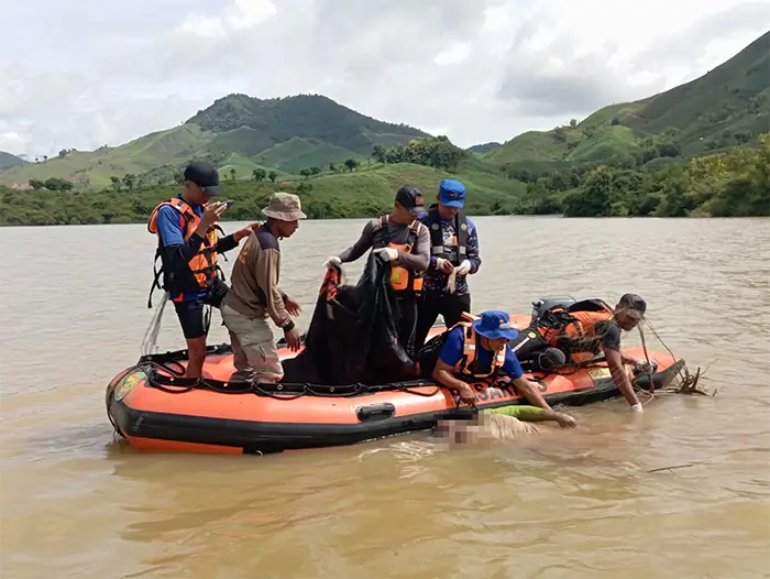 Tim SAR gabungan berupaya mengevakuasi jenazah korban terseret banjir ke rubber boat setelah upaya pencarian tiga hari.
