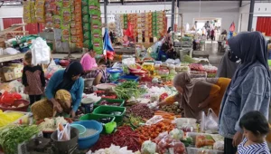 Aktivitas pedagang dan pembeli di Pasar Pagi Sila Kecamatan Bolo Kabupaten Bima saat bulan Ramadan 1477 Hijriah. Foto US/ Berita11.com.