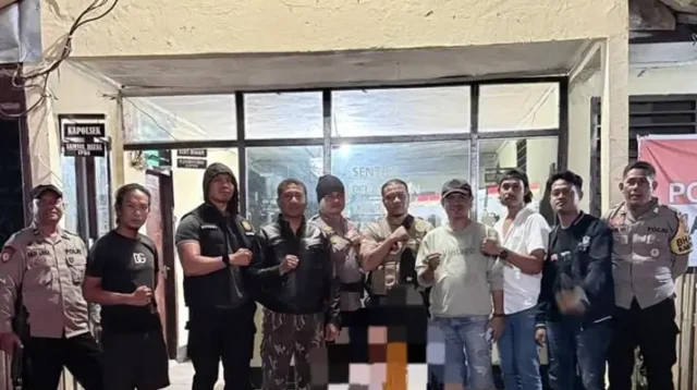 Terduga pelaku penganiaya anak saat diamankan personel Polsek Hu’u bersama Unit Pelayanan Perempuan dan Anak (PPA) Polres Dompu.