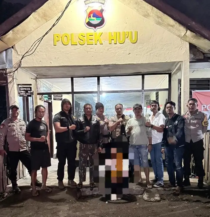 Terduga pelaku penganiaya anak saat diamankan personel Polsek Hu’u bersama Unit Pelayanan Perempuan dan Anak (PPA) Polres Dompu.