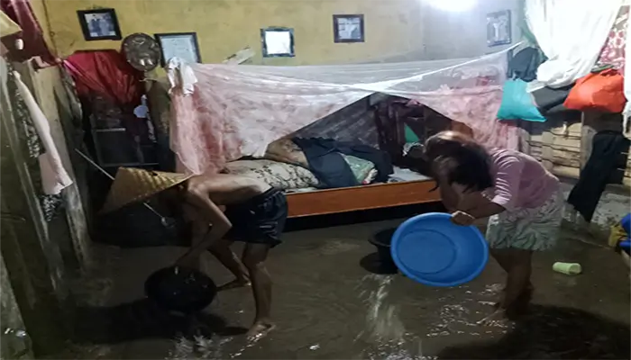 Warga Desa Lewintana Kecamatan Soromandi Kabupaten Bima membersihkan sisa lumpur setelah rumah mereka direndam banjir, Jumat (6/2/2026) malam.