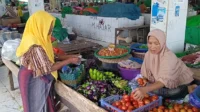 Aktivitas pedagang bahan pokok di Pasar Ahamami Kota Bima. Foto US/ Berita11.com.