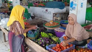 Aktivitas pedagang bahan pokok di Pasar Ahamami Kota Bima. Foto US/ Berita11.com.