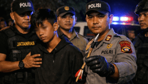 Ilustrasi, aparat Kepolisian mengamankan remaja yang membawa panah.