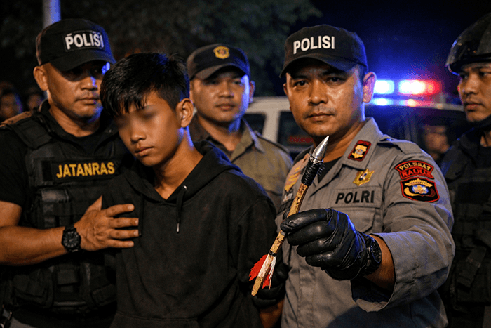 Ilustrasi, aparat Kepolisian mengamankan remaja yang membawa panah.