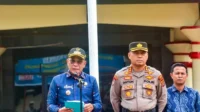 Bupati Bima Ady Mahyudi didampingi Kapolres Bima AKBP Muhammad Anton Bhayangkara Gaisar, saat membacakan amanat Kapolri ketika memimpin Apel Gelar Pasukan Operasi Kepolisian Terpusat Ketupat Rinjani 2026 di Lapangan Upacara Polres Bima Kabupaten, Kamis (12/3/2026).