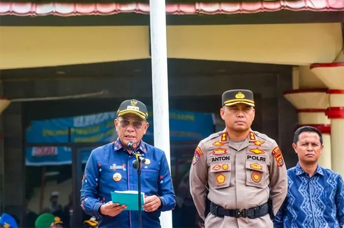 Bupati Bima Ady Mahyudi didampingi Kapolres Bima AKBP Muhammad Anton Bhayangkara Gaisar, saat membacakan amanat Kapolri ketika memimpin Apel Gelar Pasukan Operasi Kepolisian Terpusat Ketupat Rinjani 2026 di Lapangan Upacara Polres Bima Kabupaten, Kamis (12/3/2026).
