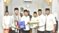 Bupati Bima Ady Mahyudi dan Wakil Bupati Bima H Irfan Zubaidy menyerahkan bantuan saat Safari Ramadan Pemerintah Kabupaten Bima di Masjid Darul Abrar, Desa Punti, Kecamatan Soromandi, Rabu (11/3/2026).